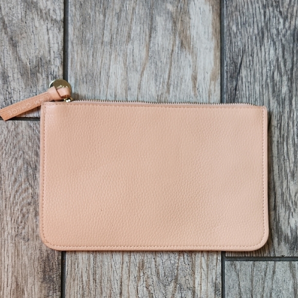 Chloè Parfum Small Zipper Cosmetics Bag Peach Color with gold zipper pull charm. - Picture 4 of 5